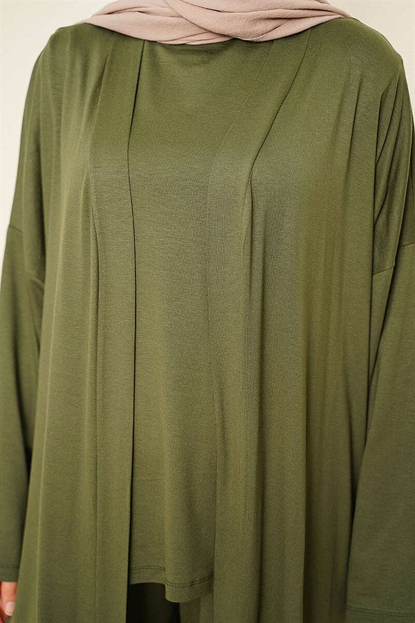 Loose-fitting 3 Piece Set in khaki.