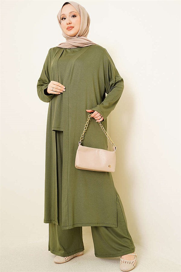 Loose-fitting 3 Piece Set in khaki.
