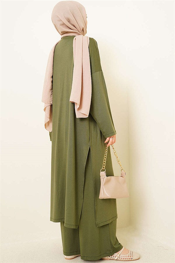 Loose-fitting 3 Piece Set in khaki.