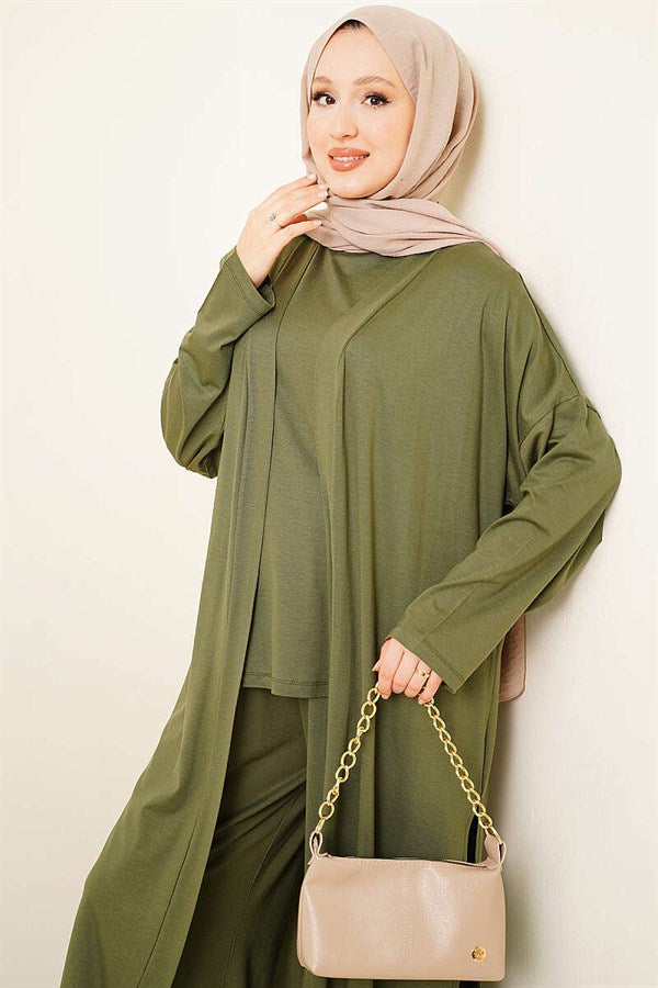 Loose-fitting 3 Piece Set in khaki.