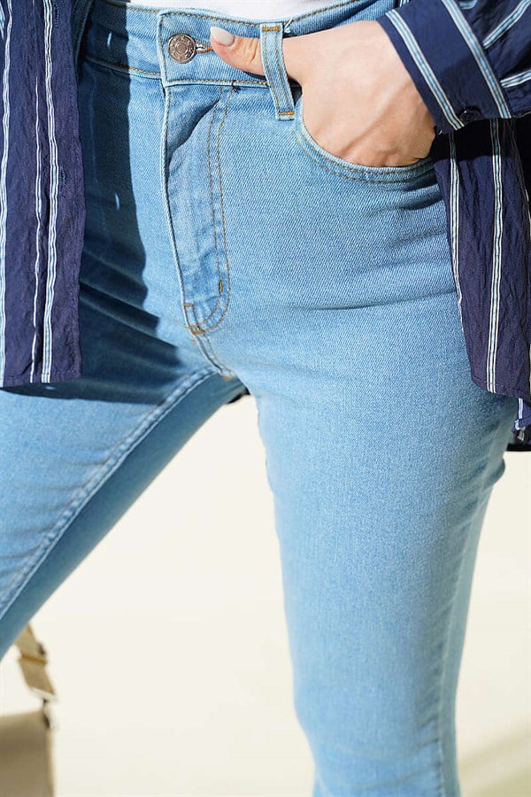 Spanish-style button-down jeans, light blue.