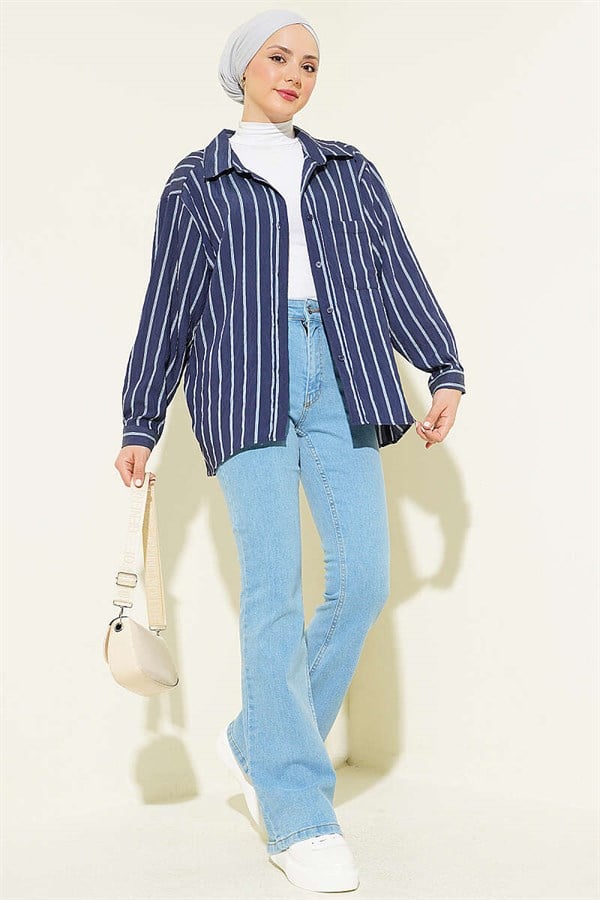 Spanish-style button-down jeans, light blue.