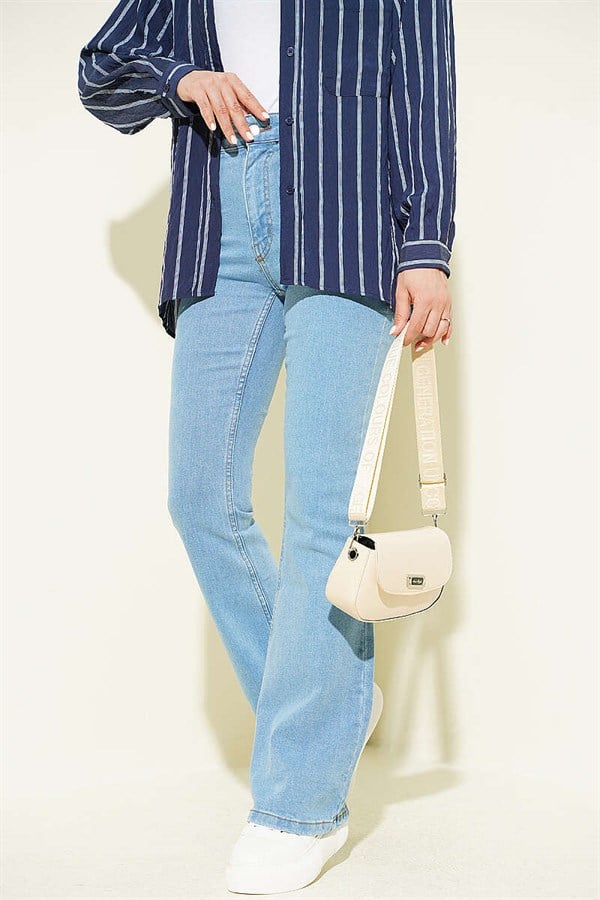 Spanish-style button-down jeans, light blue.