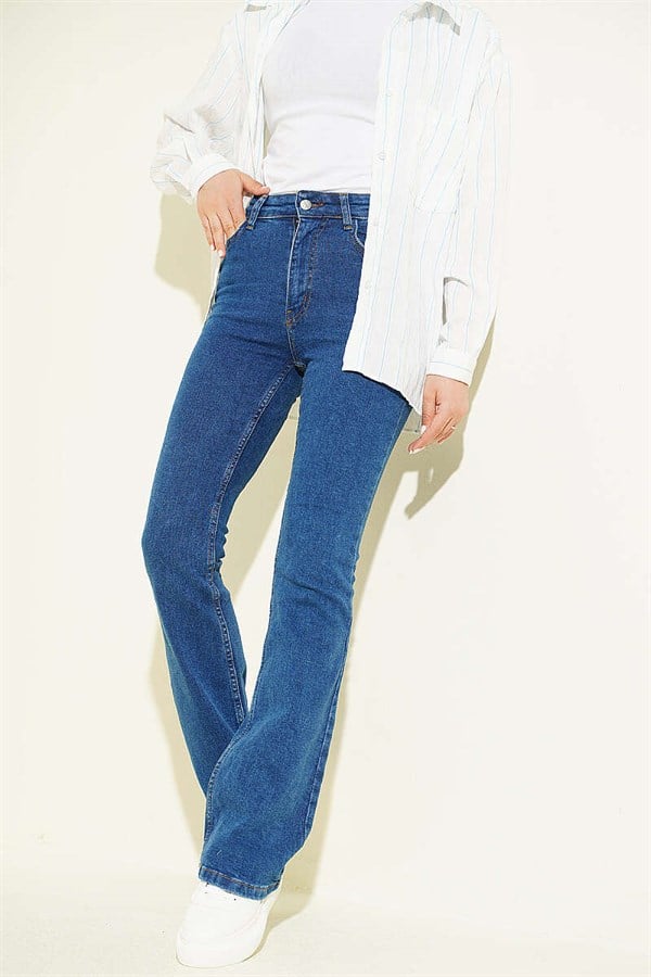Spanish-style button-down jeans, blue.