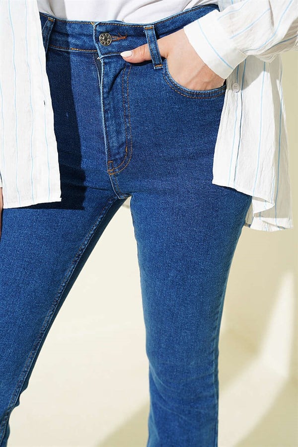 Spanish-style button-down jeans, blue.