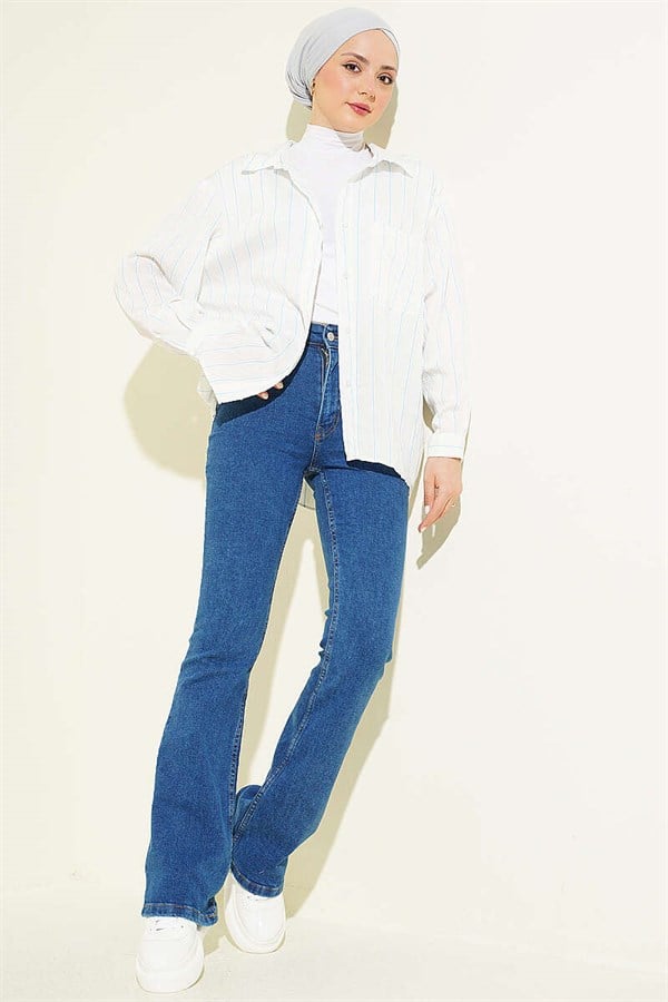 Spanish-style button-down jeans, blue.