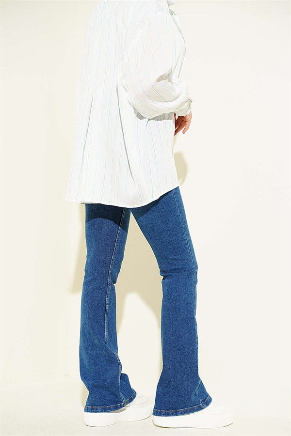 Spanish-style button-down jeans, blue.