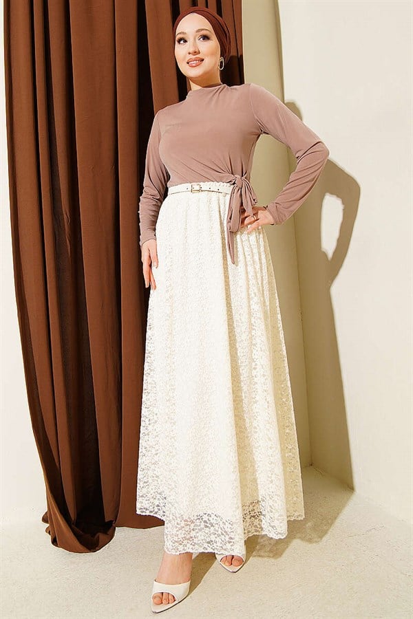 Cream-colored lace skirt with elasticated waist and belt.