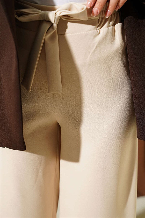 Self-belted double trousers, beige.