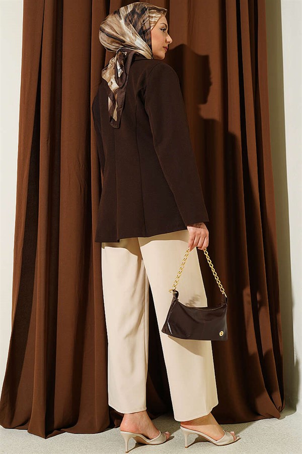 Self-belted double trousers, beige.