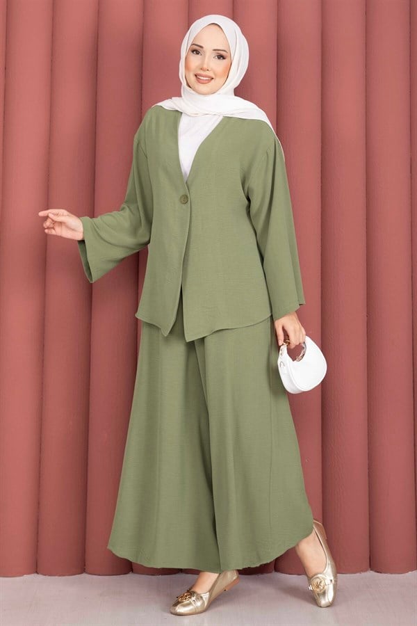 Loose-fitting summer modest kimono set in khaki.