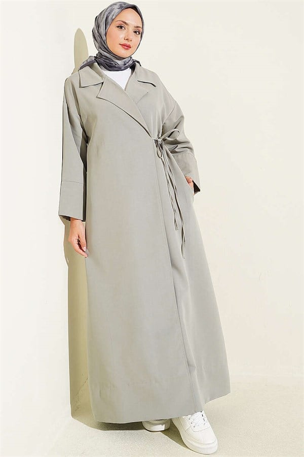Double-breasted trench coat with drawstring closure, grey.