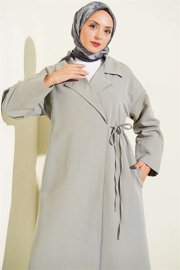 Double-breasted trench coat with drawstring closure, grey.