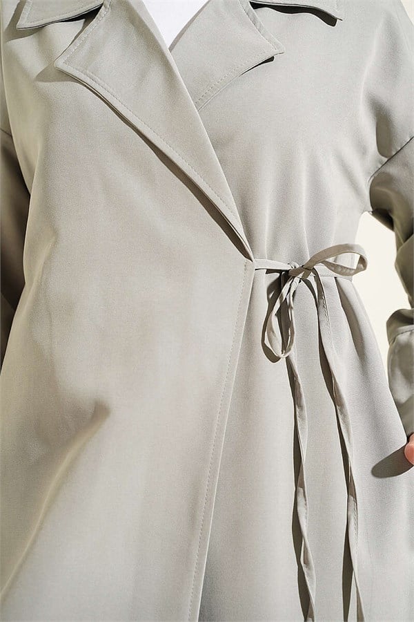 Double-breasted trench coat with drawstring closure, grey.