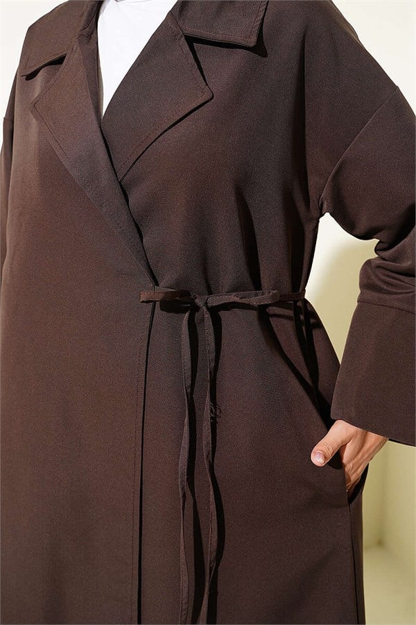 Double-breasted trench coat with drawstring closure, brown.