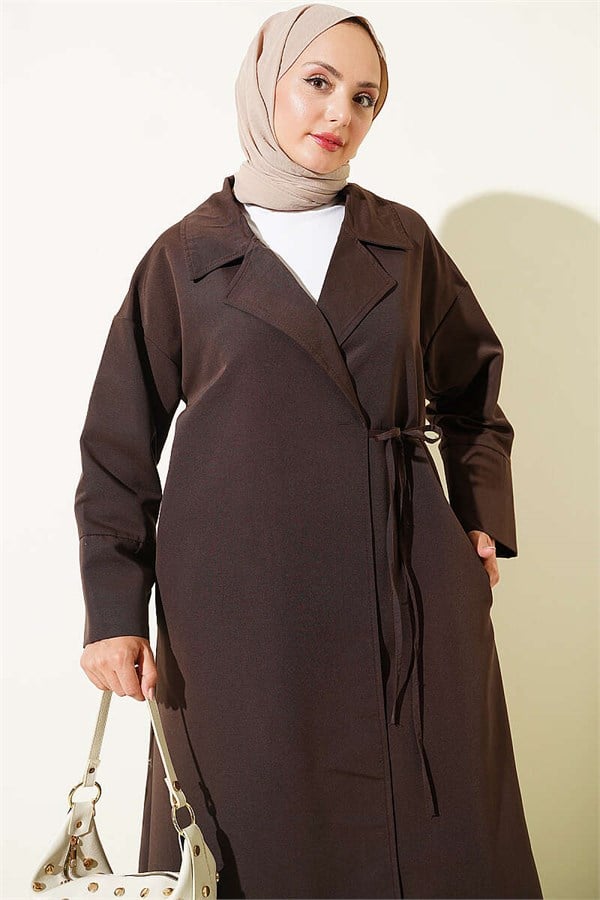 Double-breasted trench coat with drawstring closure, brown.