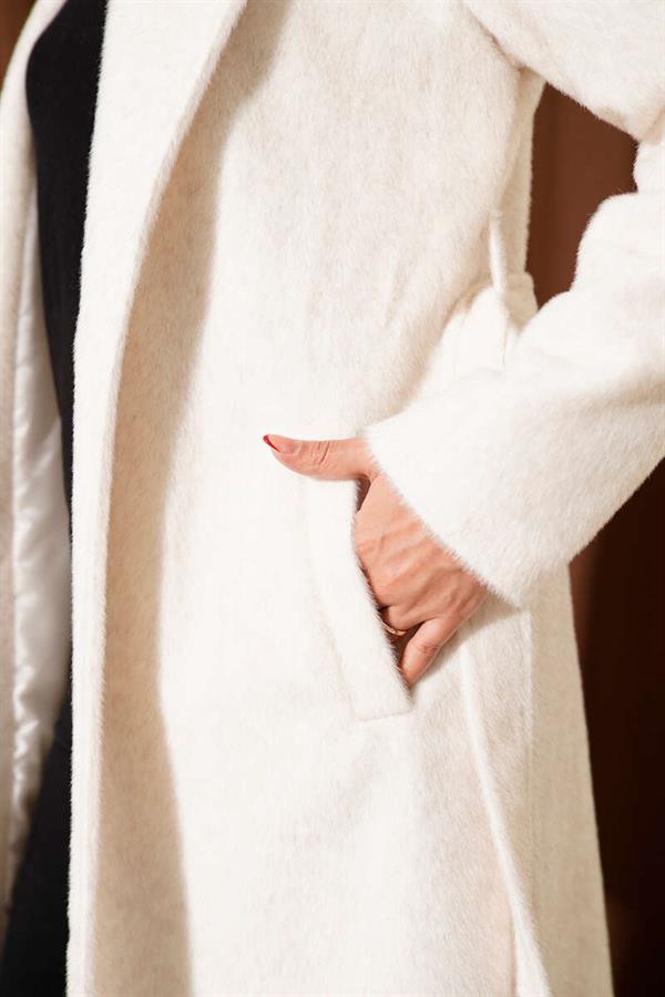 Belted Bronch Detailed Cashmere Coat in Ecru