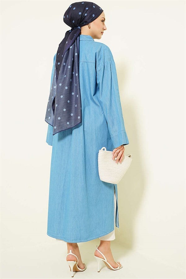 Loose-fitting long denim tunic with metal buttons, denim blue.