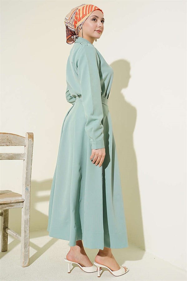 2 Piece Set with pleated skirt and shoulder epaulets, light green.