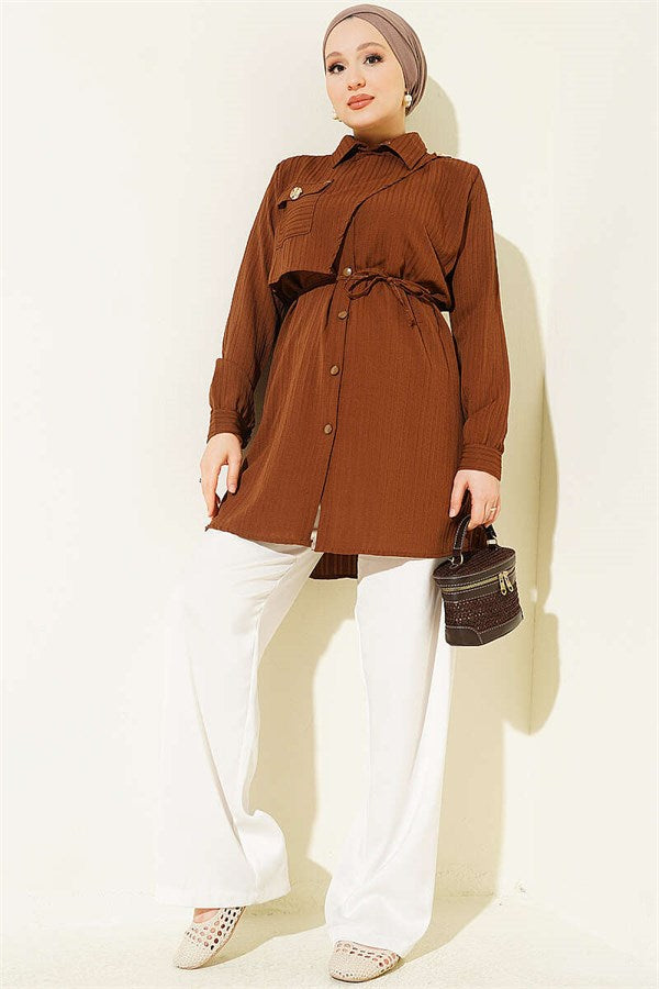Button-down pocket shirt, brown.