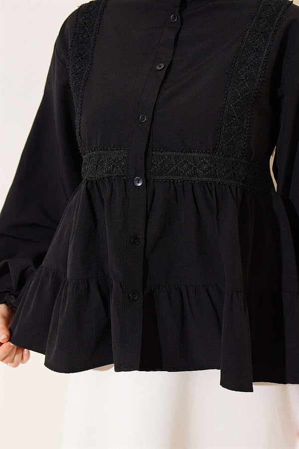 Short Shirt with Lace Trim at the Front, Black