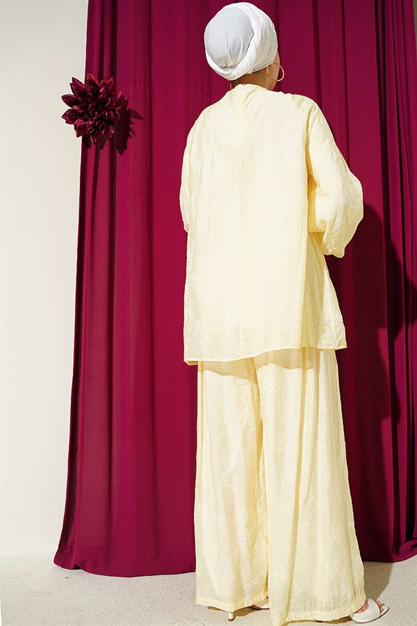Loose-fitting 2 Piece Set with ruffled front design, yellow.