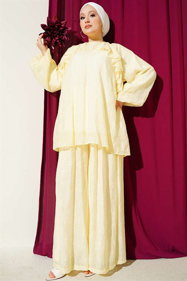 Loose-fitting 2 Piece Set with ruffled front design, yellow.