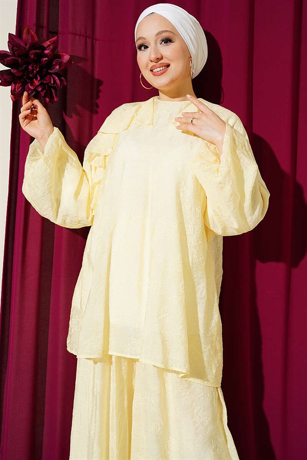 Loose-fitting 2 Piece Set with ruffled front design, yellow.