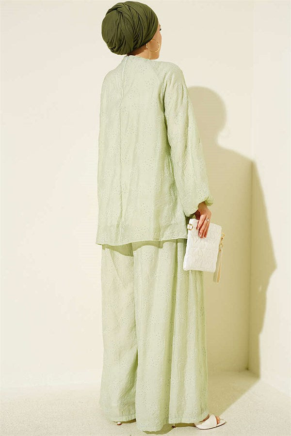 Loose-fitting 2 Piece Set with ruffled front design, green.