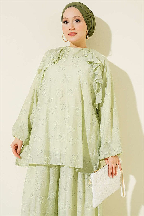 Loose-fitting 2 Piece Set with ruffled front design, green.
