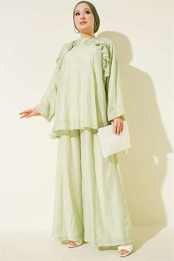 Loose-fitting 2 Piece Set with ruffled front design, green.