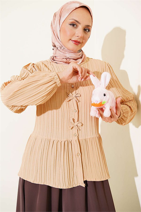 Button-down shirt with bow detail at the front, beige.