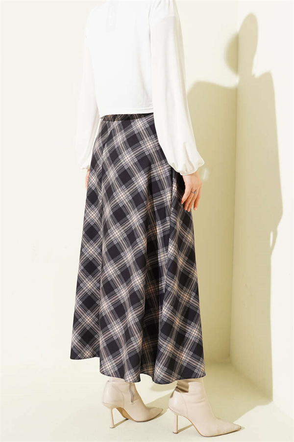 Oval Plaid Skirt with Belt Buckle, Black