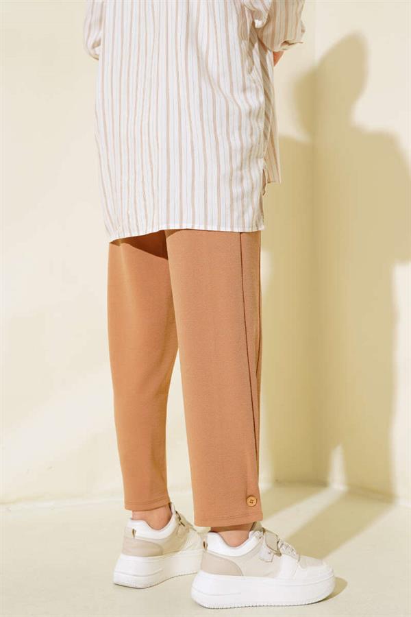 Casual Button-Up Trousers in Camel