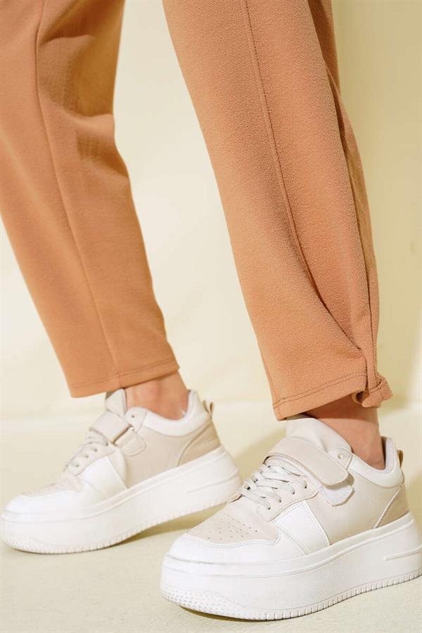 Casual Button-Up Trousers in Camel
