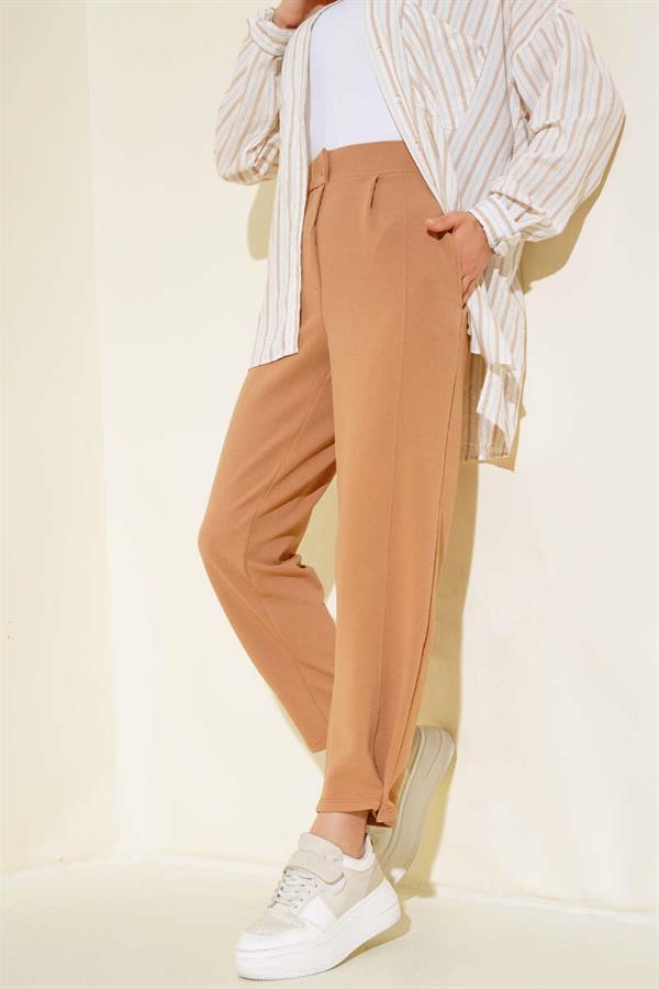 Casual Button-Up Trousers in Camel