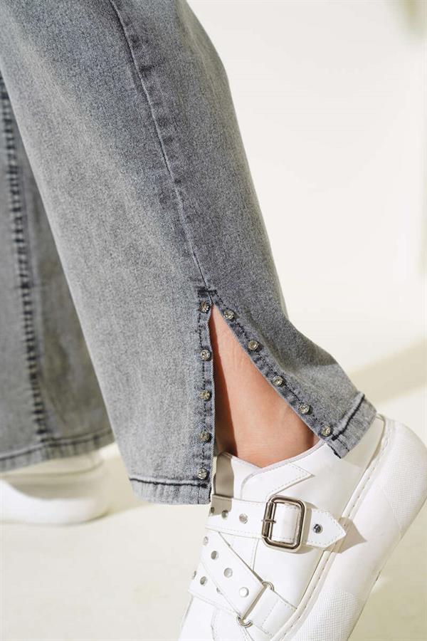 Stoned Jeans on the Side of the Leg Smoke Color