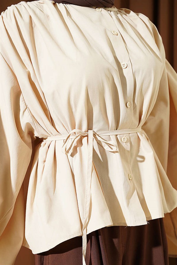 Loose-fitting, oversized short shirt in beige.