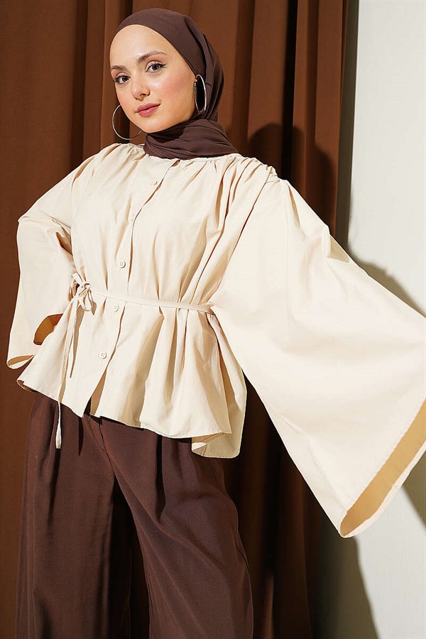 Loose-fitting, oversized short shirt in beige.