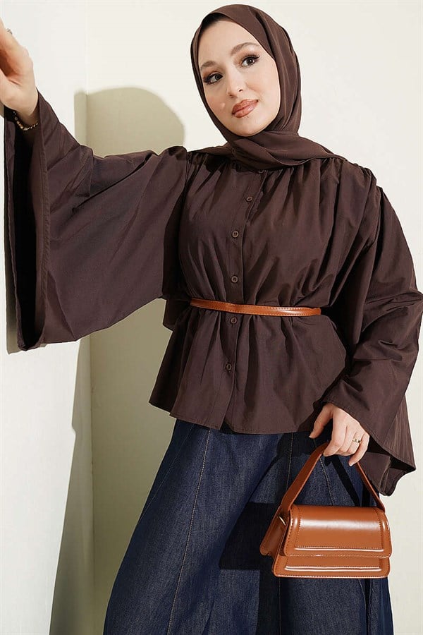 Loose-fitting, oversized short shirt in brown.