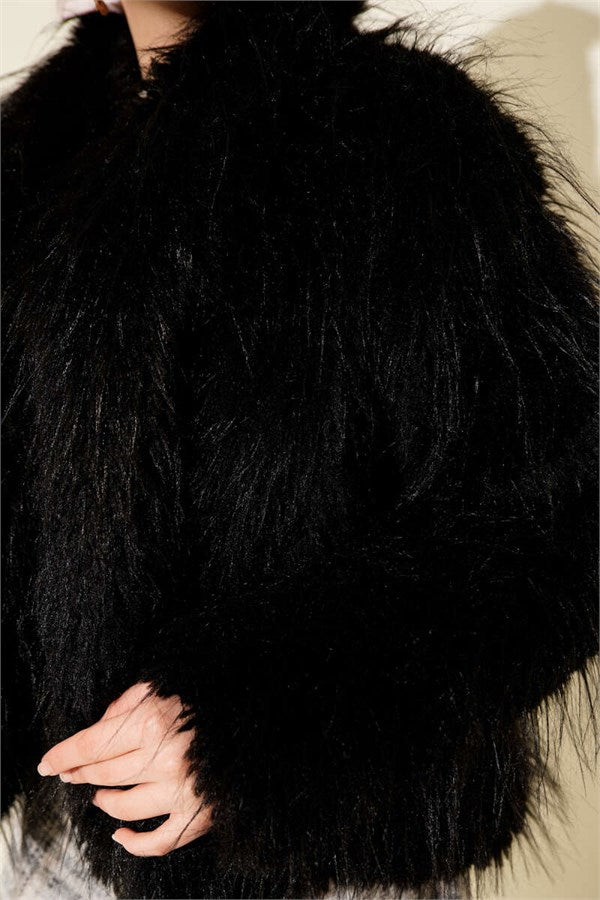 Loose-fitting coat with fur detail, black.