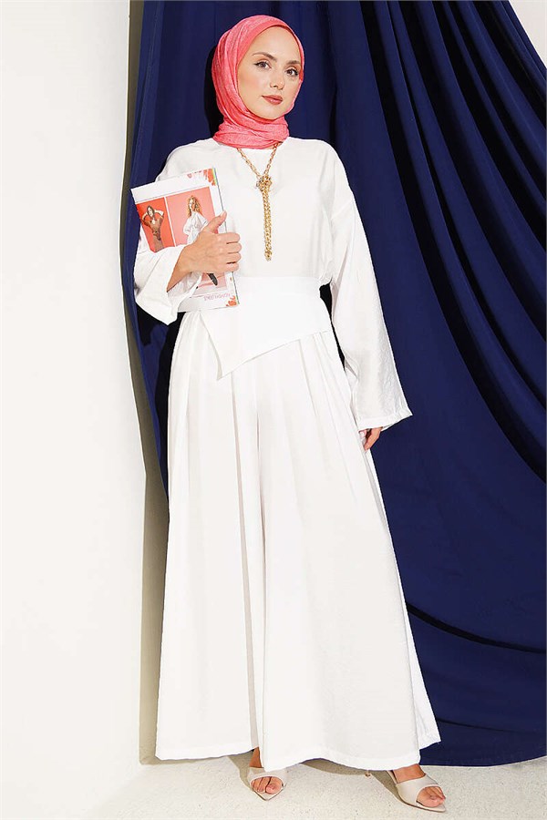 Loose-fitting trousers 2 Piece Set in ecru.