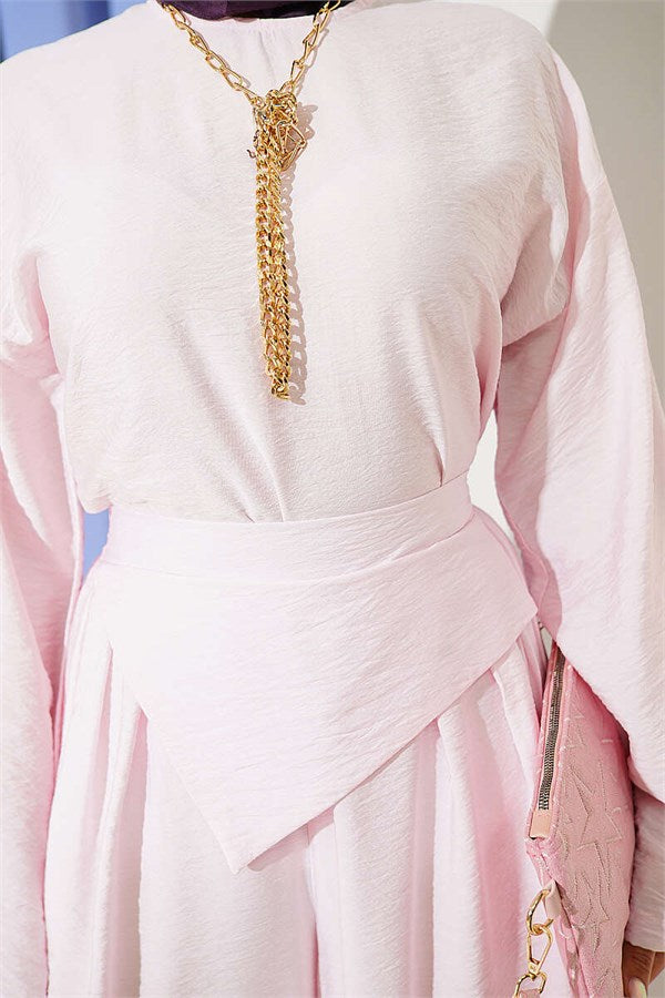 Loose-fitting trousers 2 Piece Set in pink.