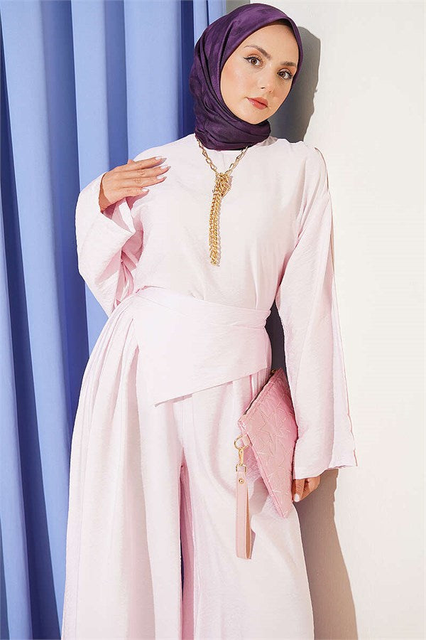 Loose-fitting trousers 2 Piece Set in pink.