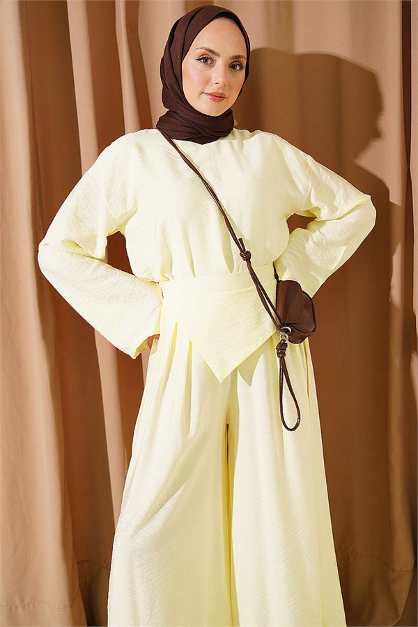 Loose-fitting trousers 2 Piece Set in yellow.