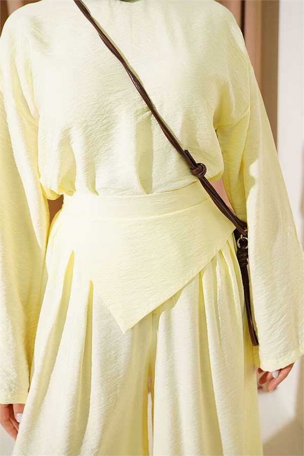 Loose-fitting trousers 2 Piece Set in yellow.