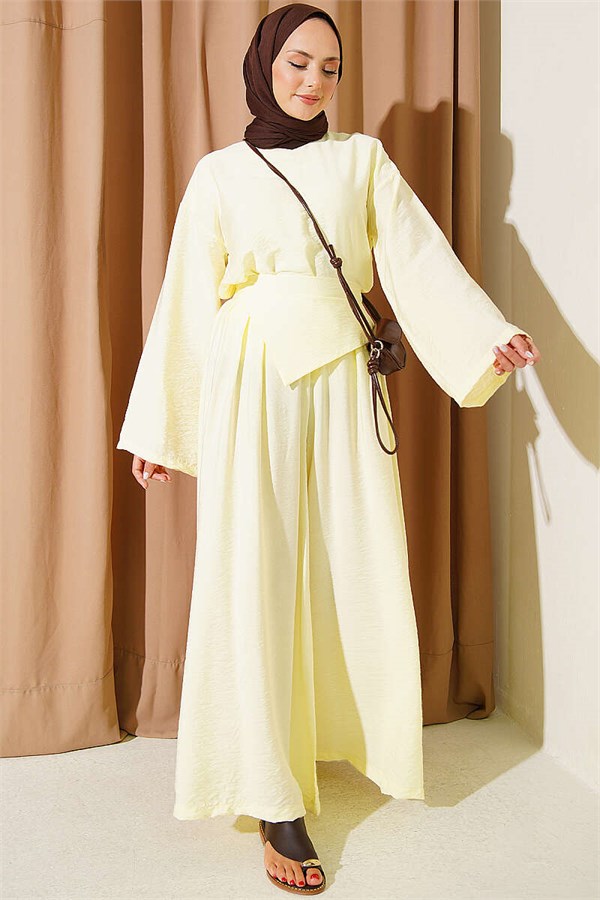 Loose-fitting trousers 2 Piece Set in yellow.