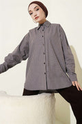 Loose-fitting gingham patterned shirt in brown.