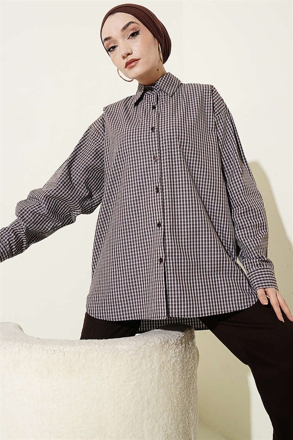 Loose-fitting gingham patterned shirt in brown.