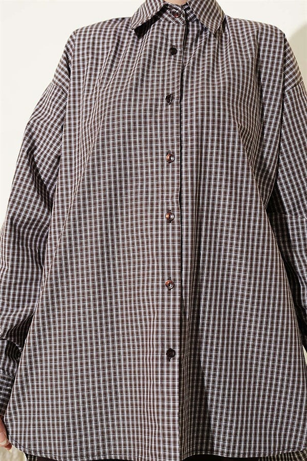Loose-fitting gingham patterned shirt in brown.